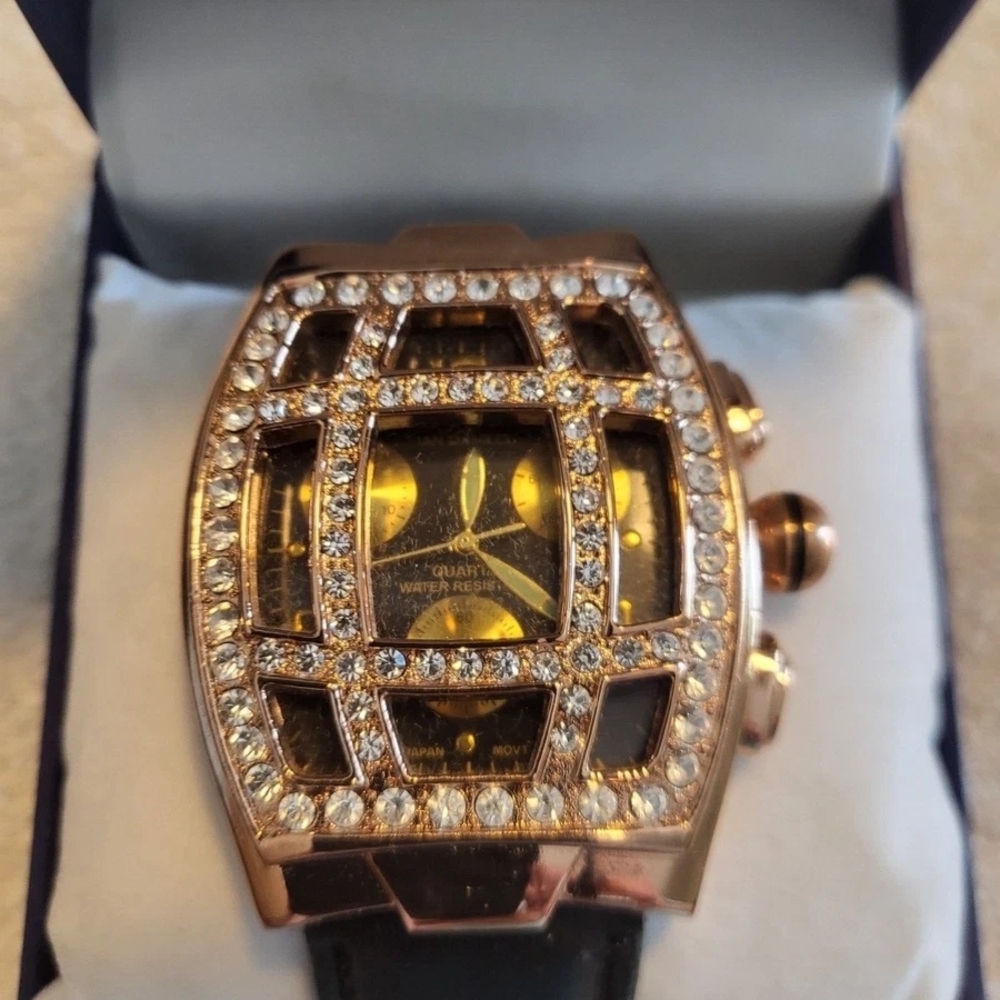 Elegant Gold-Tone Men's Watch with Crystal Detailing